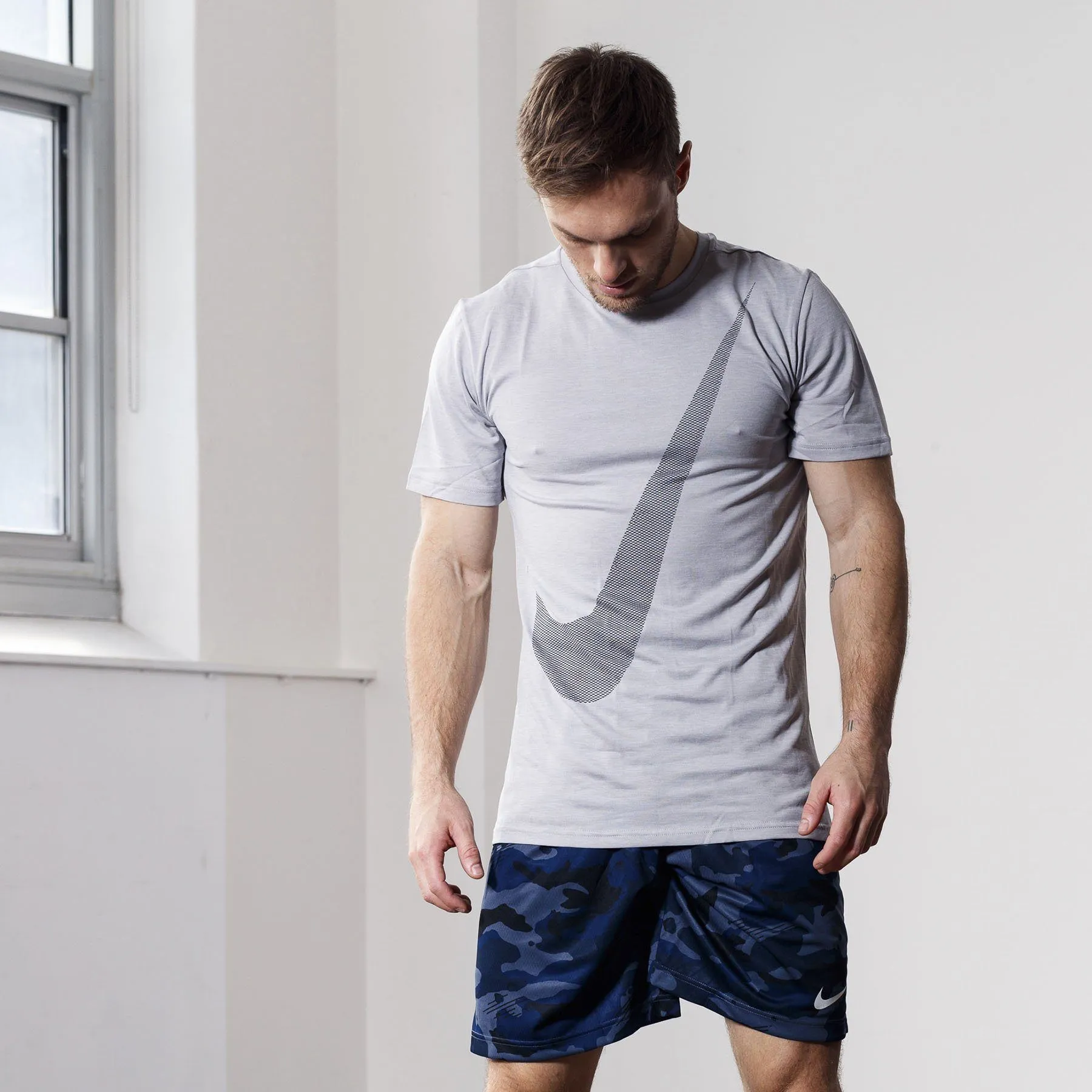 Nike Breathe - Men's Short-Sleeve Hyper Dry Training Top - Vast Grey/Atmosphere Grey/Black